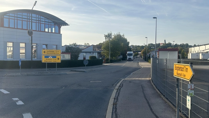 Die bereits bestehenden Firmenareale von Sielaff links und rechts der Münchener Straße sollen ab der Abzweigung künftig zusammengefasst werden. (Foto: Florian Pöhlmann)