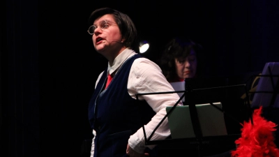 Brillantes Duo: Katja Schumann (links) und Veronika Eismont bei der Premiere ihres Claire-Waldoff-Programms in den Ansbacher Kammerspielen. (Foto: Jens Plackner)