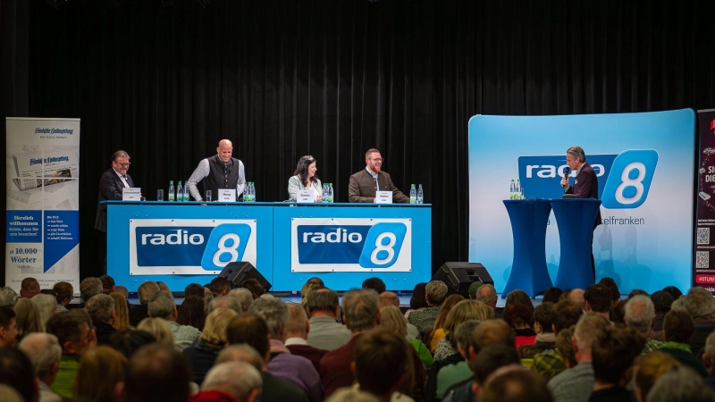 Voll besetzt war die NeuStadtHalle, als sich am Donnerstagabend vier der fünf Bewerber und Bewerberinnen um das Amt des Neuistädter Bürgermeisters bei der von Radio 8 organisierten und von Klaus Seeger (rechts) moderierten Podiumsdiskussion trafen.  (Foto: Mirko Fryska)