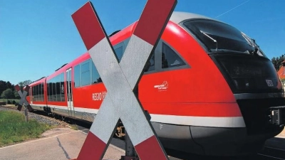 An einem Bahnübergang ist es am Freitagmorgen zwischen Rothenburg und Steinach zu einem Verkehrsunfall gekommen. Ein Schienenersatzverkehr ist eingerichtet. (Symbolbild: Wolfgang Grebenhof)