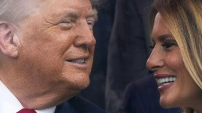 Trump und seine Frau Melania lächeln sich während der Militärparade an.  (Foto: Julia Demaree Nikhinson/AP/dpa)