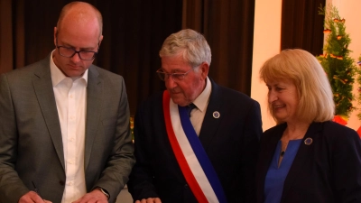 Im Beisein der Komitee-Vorsitzenden Helga Kerwagen unterzeichneten Thomas Schmitt (links) und Charles Ferré die Partnerschaftsurkunden beim Festabend neu.  (Foto: Gerhard Krämer)