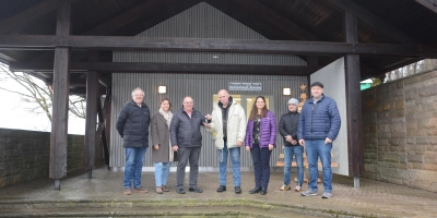 Offizielle Schlüsselübergabe für den Kiosk am Gipfelparkplatz des Hesselbergs: Unser Foto zeigt (von links) Wittelshofens Bürgermeister Werner Leibrich, Anuschka Hörr vom Regionalmanagement, Bürgermeister Karl Fickel, dessen Gemeinde Gerolfingen als Bauherr fungierte, Pächter Helmut Schuster, Sandra Reichert vom Touristikverband Hesselberg, Röckingens Bürgermeister Martin Schachner und Planer Christian Ertl. (Foto: Peter Tippl)
