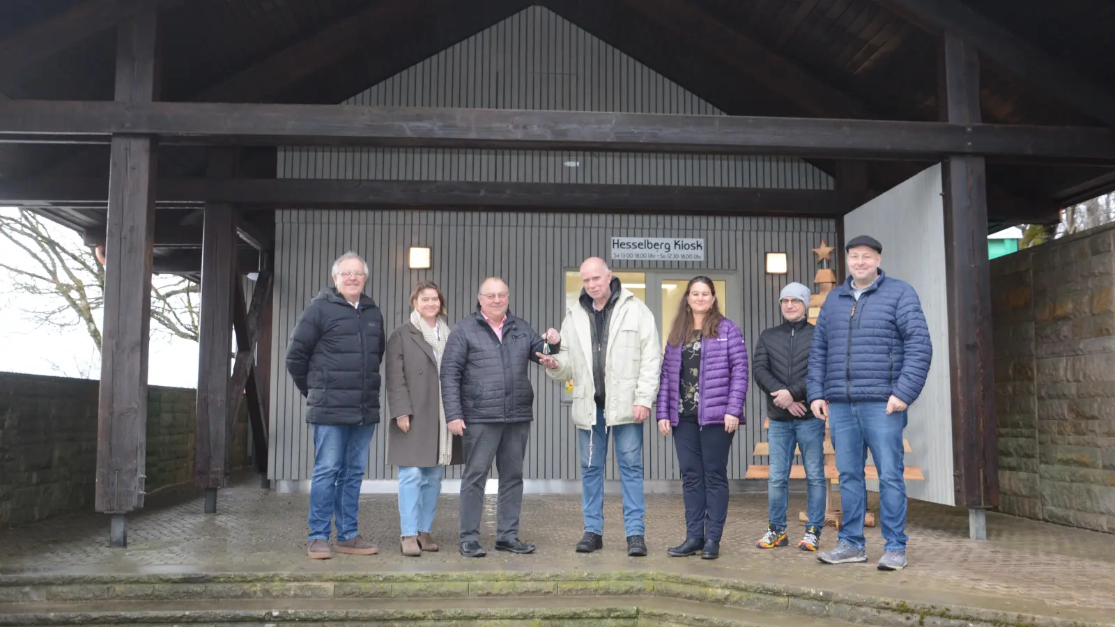 Offizielle Schlüsselübergabe für den Kiosk am Gipfelparkplatz des Hesselbergs: Unser Foto zeigt (von links) Wittelshofens Bürgermeister Werner Leibrich, Anuschka Hörr vom Regionalmanagement, Bürgermeister Karl Fickel, dessen Gemeinde Gerolfingen als Bauherr fungierte, Pächter Helmut Schuster, Sandra Reichert vom Touristikverband Hesselberg, Röckingens Bürgermeister Martin Schachner und Planer Christian Ertl. (Foto: Peter Tippl)