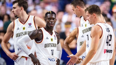 Anführer der deutschen Basketball: NBA-Star Dennis Schröder (2.v.l.). (Foto: Marius Becker/dpa)