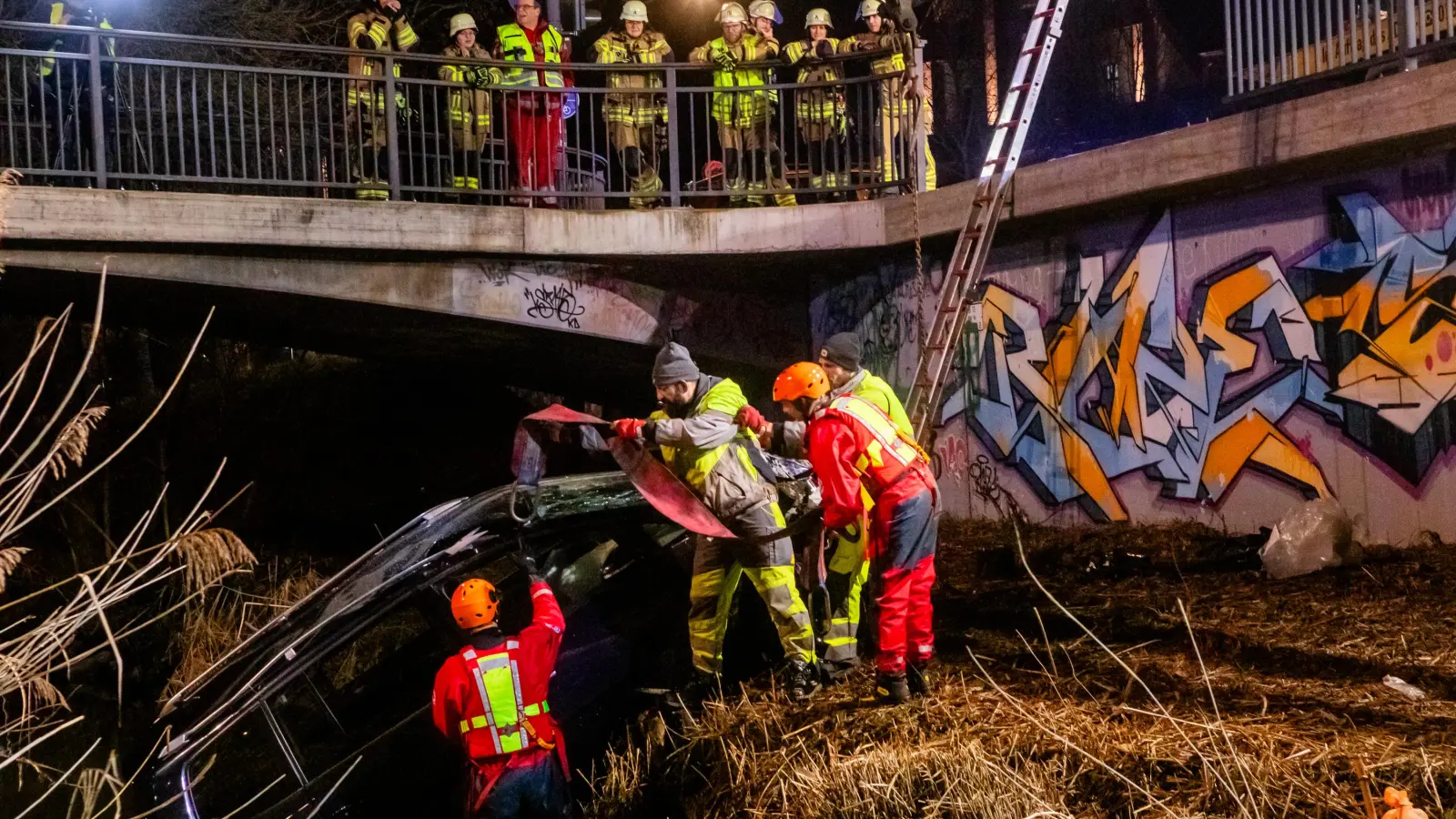 Zahlreiche Feuerwehrleute eilten zur Unfallstelle in der Residenzstraße.  (Foto: Evi Lemberger)