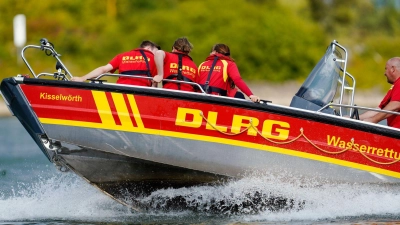 1446 Menschen haben die DLRG-Helfer 2024 das Leben gerettet - darunter 699 Menschen, die vor dem Ertrinken bewahrt wurden. (Archivbild) (Foto: Uwe Anspach/dpa)