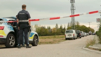 Ein Autofahrer hat einen Polizisten angefahren. (Foto: --/München TV/dpa)