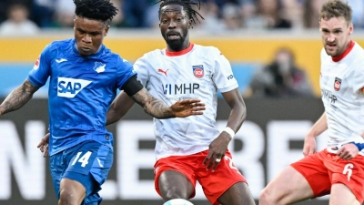 Hoffenheims Gift Orban (l) vergab in der ersten Hälfte gegen Heidenheim die Riesenchance zum 2:0 (Foto: Uwe Anspach/dpa)