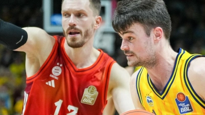 Spielen sie bald in der NBA Europe gegeneinander? Bayerns Andreas Obst (links) und Alba-Profi Jonas Mattisseck. (Archivfoto) (Foto: Soeren Stache/dpa)