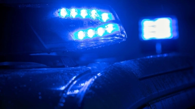 Nach einem nächtlichen Arbeitsunfall in Ansbach ermittelt die Polizei.  (Symbolbild: Jens Büttner/ZB/dpa)