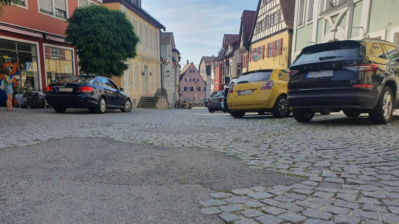 Provisorisch mit Asphalt gefüllte Löcher in der Altstadt, wie hier in der Kegetstraße, werden beim Bau der barrierefreien Spur optisch ansprechend ausgebessert. (Foto: Anna Franck)