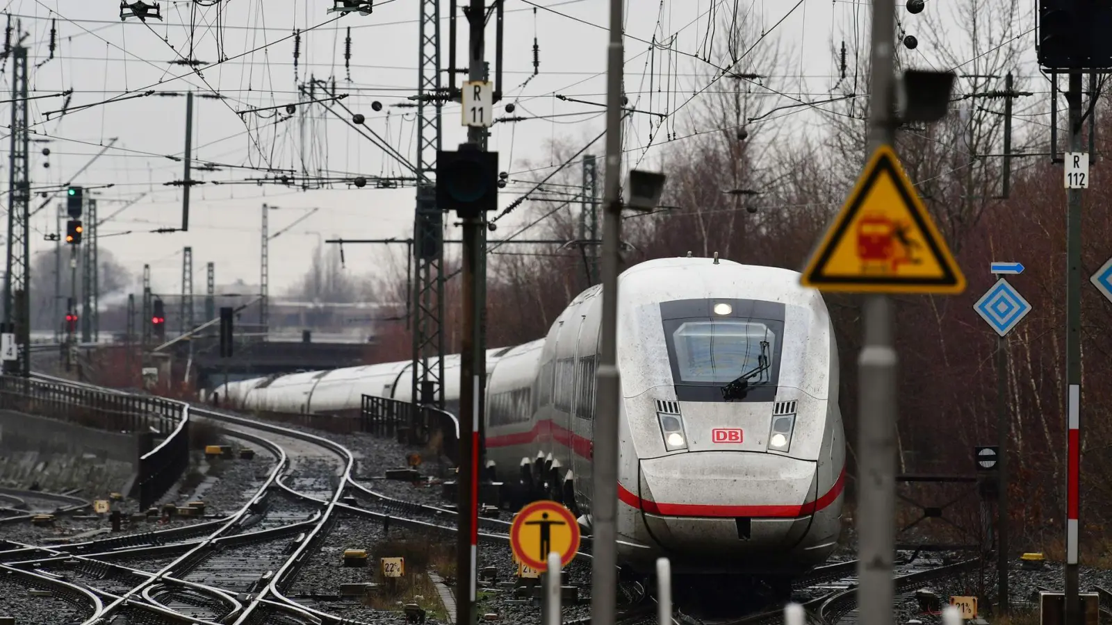 In Deutschland können Zugreisende künftig mit einem besseren Mobilfunk-Empfang rechnen. (Foto: Soeren Stache/dpa)