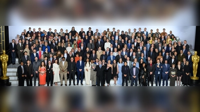 Schulter and Schulter stellen sich die Nominierten zum Klassenfoto auf.  (Foto: Richard Harbaugh/The Academy/AMPAS/dpa)