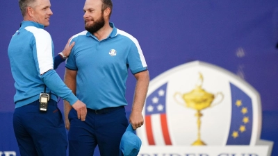 Liegen beim Ryder Cup mit dem Team Europa in Führung: Luke Donald (l) und Viktor Hovland. (Foto: Zac Goodwin/PA Wire/dpa)