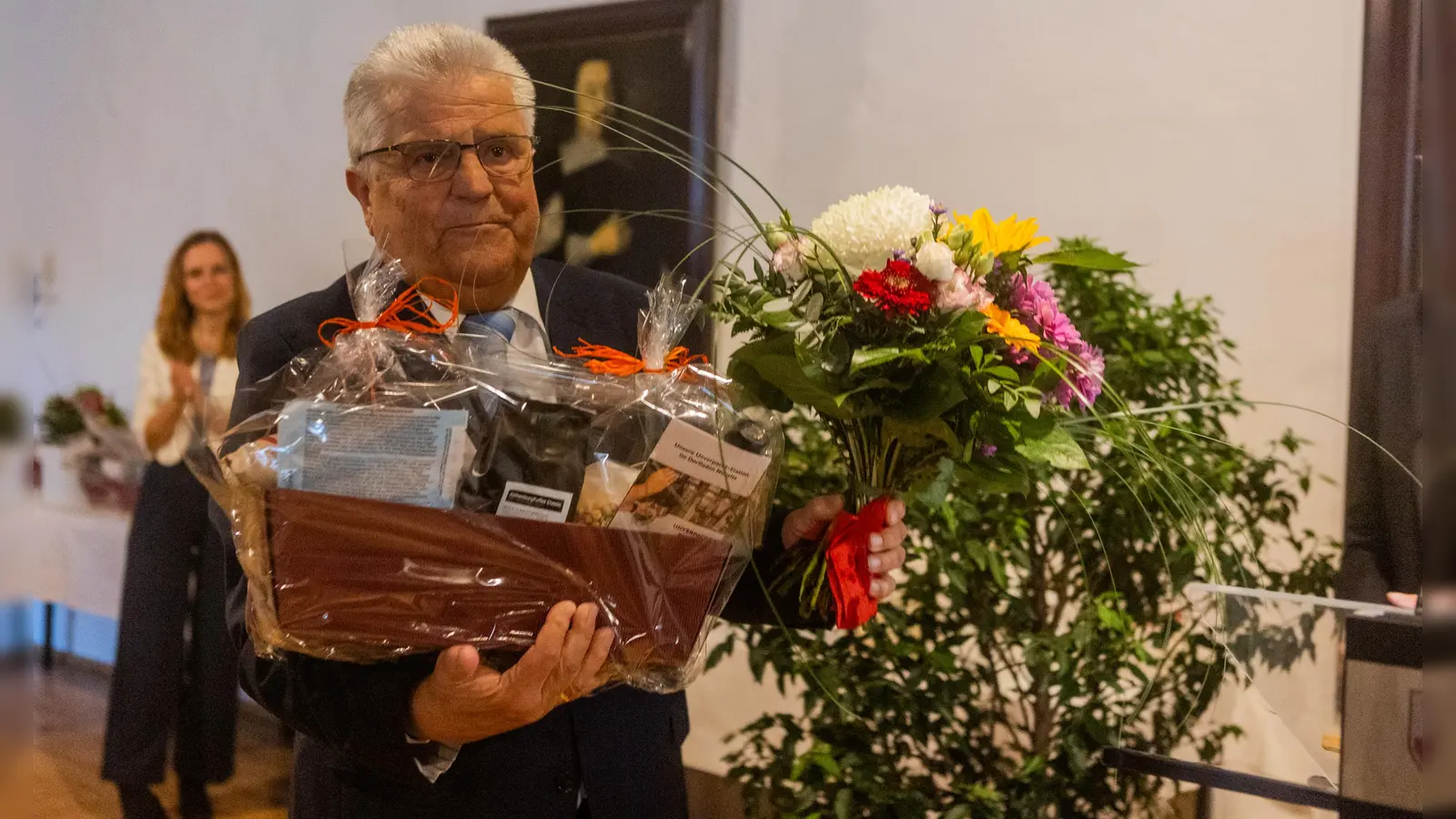 Einen Präsentkorb und einen Blumenstrauß erhielten die ehemaligen Stadträte, so auch Kurt Förster. (Foto: Evi Lemberger)