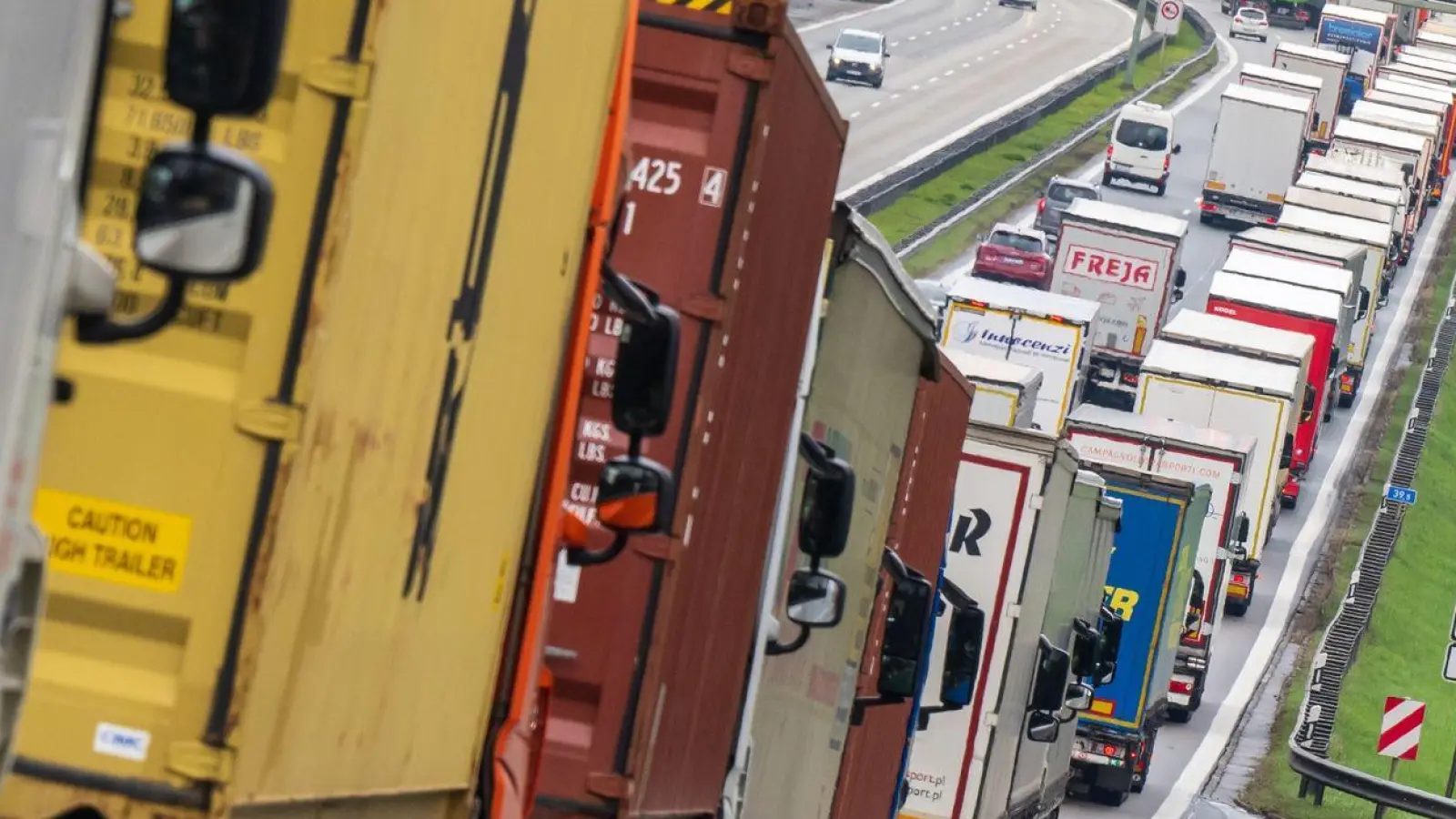 Hunderte LKW stehen auf der A8: Für Busse und Lastwagen in der EU gelten künftig strengere CO2-Vorgaben. (Foto: Peter Kneffel/dpa)