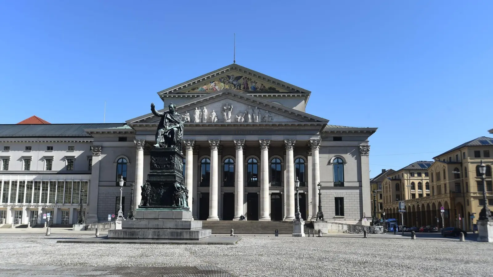 Der Max-Joseph-Platz vor der Bayerischen Staatsoper. (Foto: Felix Hörhager/dpa/Archivbild)