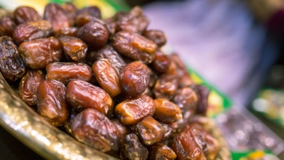 Datteln sind sehr energiereich und lassen sich als süße Snacks hervorragend mit Nüssen und Kokosraspeln vermischen. (Foto: Florian Schuh/dpa-tmn)