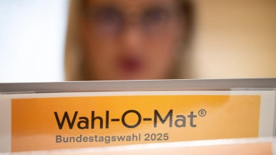 Bundestagswahl 2025: Frau testet den Wahl-O-Mat bei offizieller Vorstellung (Foto: Sebastian Christoph Gollnow/dpa)