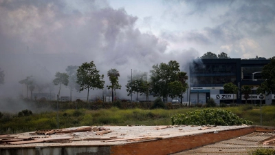 Bei einem Feuer in einer Lagerhalle in Spanien für Chlor ist eine giftige Wolke freigesetzt worden.  (Foto: Kike Rincón/EUROPA PRESS/dpa)