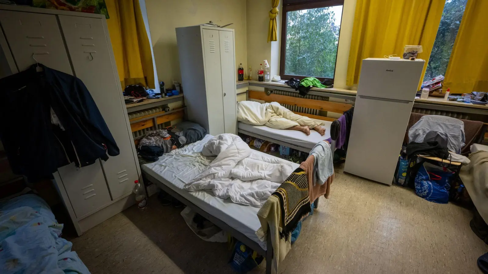 Durch die Schließung besonders teurer Unterkünfte will der Freistaat möglichst viel Geld sparen. (Symbolfoto) (Foto: Peter Kneffel/dpa)