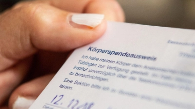 Den Körperspendeausweis sollten Spenderinnen und Spender zusammen mit dem Personalausweis bei sich tragen. (Foto: Marijan Murat/dpa/dpa-tmn)