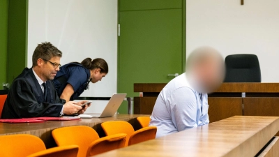 Ein 38-Jähriger steht vor dem Landgericht München I, weil er zwei Frauen um 175.000 Euro betrogen haben soll. Die Beziehung zu den Opfern baute er mittels einer Dating-App auf. (Archivfoto) (Foto: Lennart Preiss/dpa)