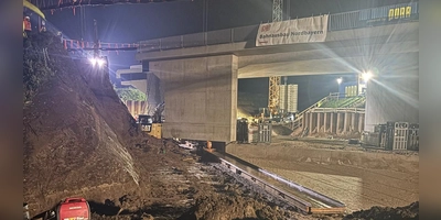 Bilder zeigen einen verschütteten Bagger kurz nach dem Erdrutsch. Es war der vorläufige Höhepunkt einer dramatischen Nacht ... (Foto: Rudolf Eger)