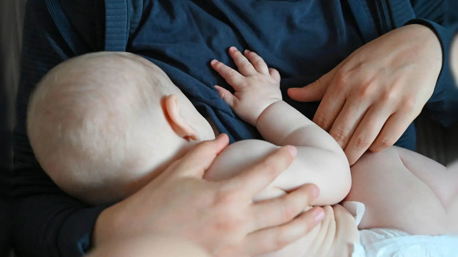 Sechs Monate ausschließlich stillen - diese Empfehlung der Weltgesundheitsorganisation (WHO) zur Ernährung von Babys gilt nun auch in Deutschland. (Symbolbild) (Foto: Elisa Schu/dpa)