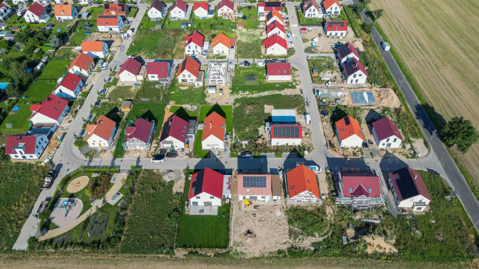 Einfamilienhäuser bleiben begehrt und für viele Menschen nur schwer bezahlbar (Archivbild) (Foto: Jan Woitas/dpa)