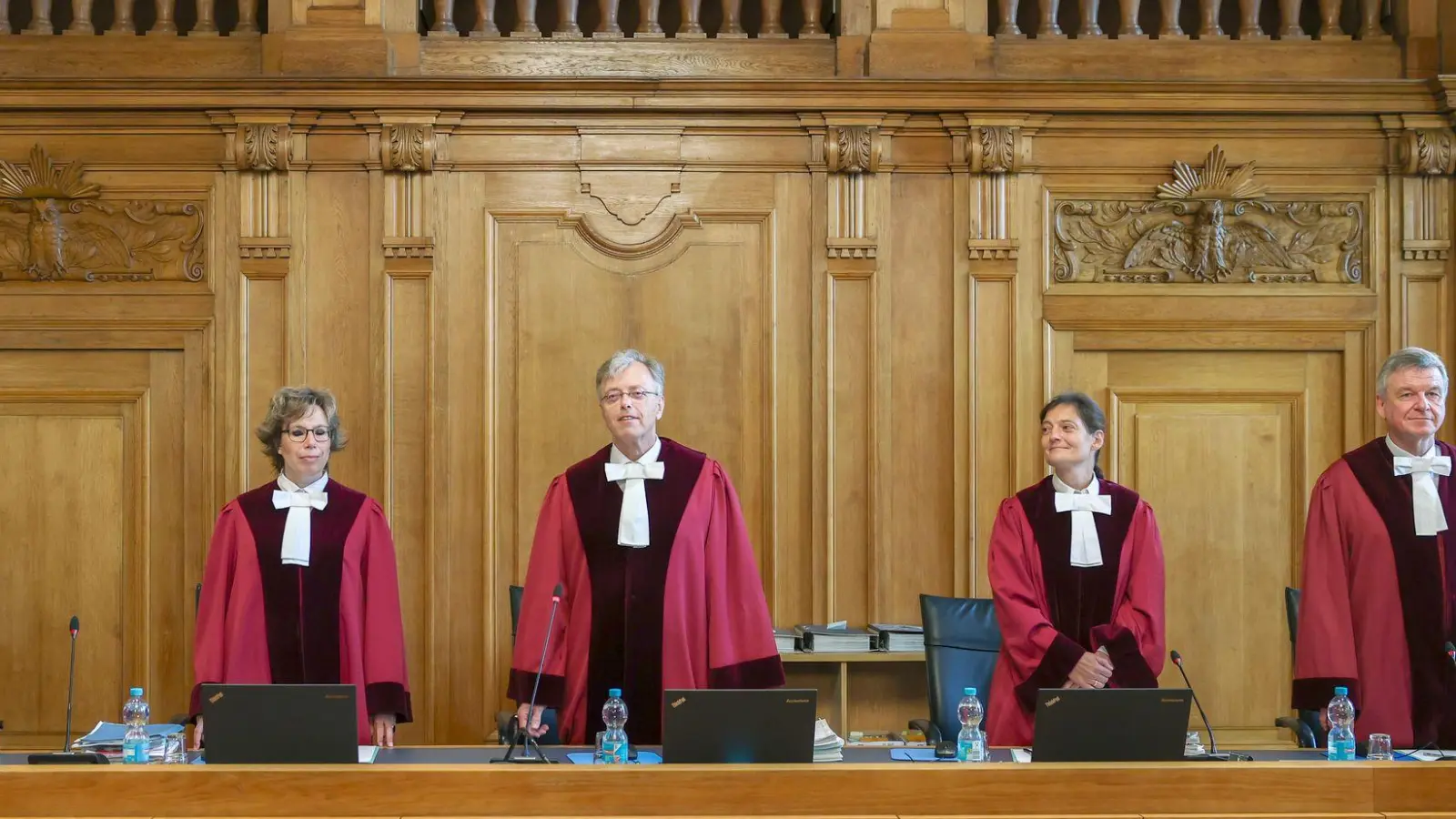 Der 6. Senat mit dem Vorsitzenden Richter Ingo Kraft (M) bei der Verhandlung des Bundesverwaltungsgerichts. (Archivbild)  (Foto: Jan Woitas/dpa)