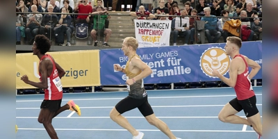 Hier noch der Jäger, am Ende ganz vorn: Florian Bremm (Mitte) bei der Deutschen Hallenmeisterschaft im Vorjahr in Leipzig, angefeuert von Edelfan Franz Josef Heller aus Dürrwangen. (Foto: Theo Kiefner)
