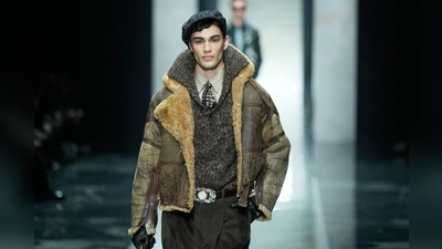 Materialmix und strukturierte Oberflächen: Das zeichnet viele Stücke in den aktuellen Kollektionen aus. Hier eine Kreation von Dolce &amp; Gabbana. (Foto: Luca Bruno/AP/dpa-tmn)