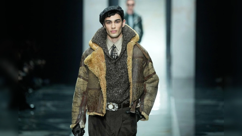 Materialmix und strukturierte Oberflächen: Das zeichnet viele Stücke in den aktuellen Kollektionen aus. Hier eine Kreation von Dolce &amp; Gabbana. (Foto: Luca Bruno/AP/dpa-tmn)