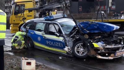 Der beschädigte Streifenwagen nach dem Zusammenstoß.   (Foto: Annette Zoepf/dpa)