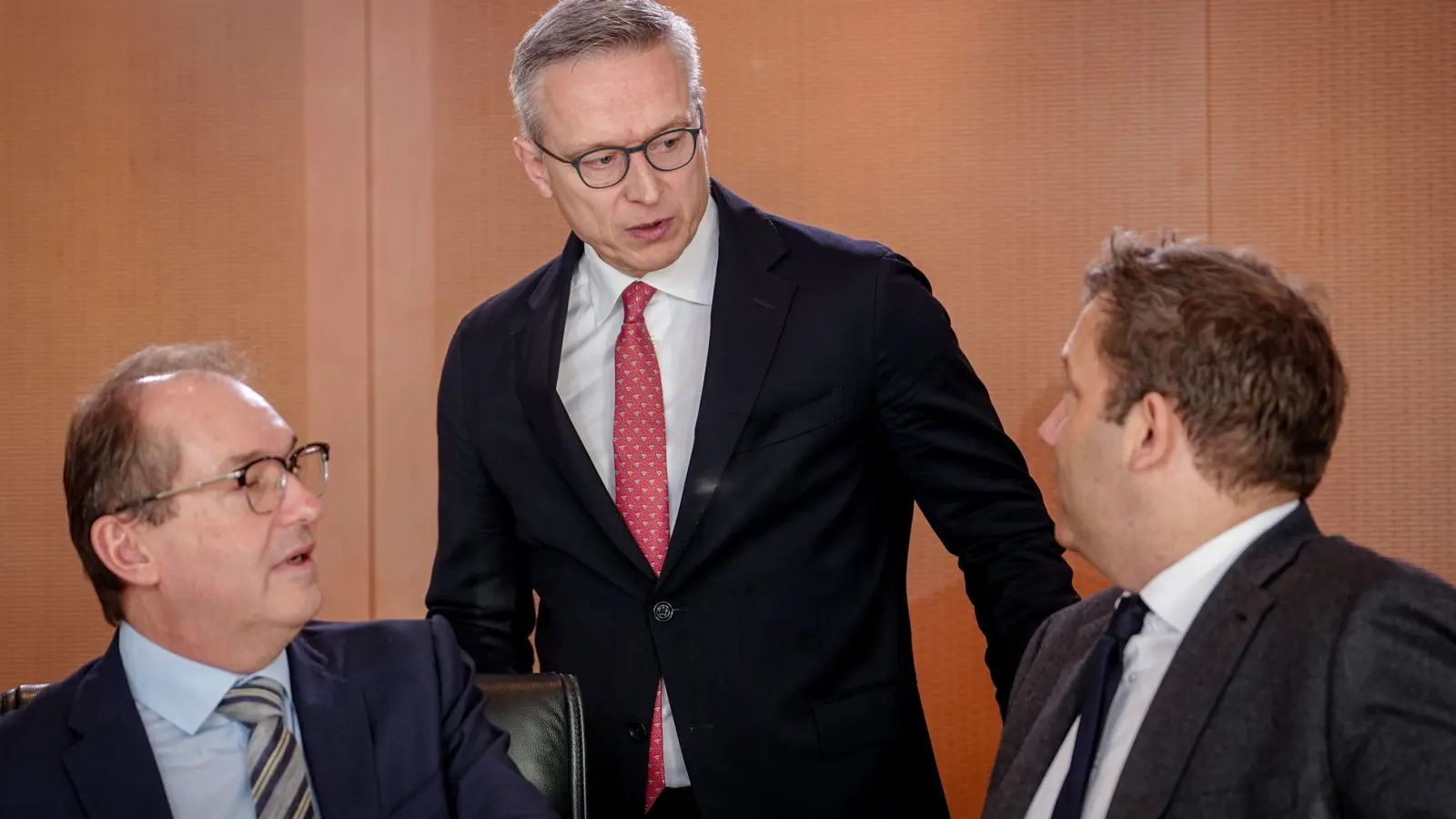 Digitalminister Karsten Wildberger (CDU, Mitte) soll die Fäden beim Thema Entbürokratisierung zusammenführen.  (Foto: Kay Nietfeld/dpa)