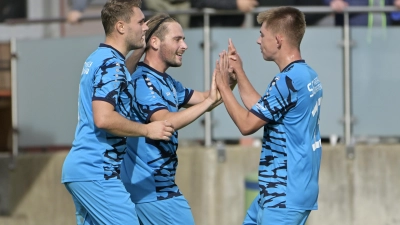 Simon Gaugler, Torschütze Jeremia Kettler und Elias Braun (von links) freuen sich über das 1:0 ihrer SG Mosbach-Breitenau gegen den TSV Marktbergel. Am Ende trennten sich beide unentschieden 2:2. (Foto: Martin Rügner)