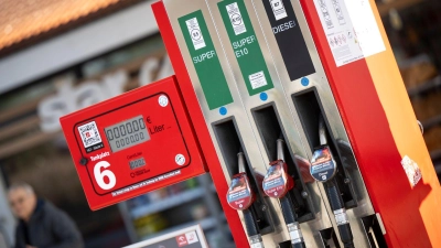 Jede fünfte Tankstelle verstößt gegen die 12-Uhr-Regel bei den Kraftstoffpreisen. (Archivbild)  (Foto: Philip Dulian/dpa)
