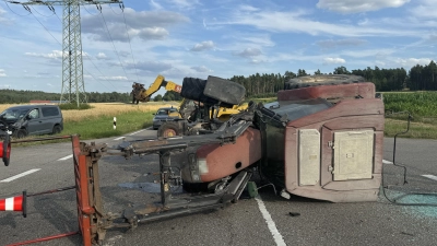 Beim Zusammenstoß mit einem Auto kippte ein Traktor bei Oberdachstetten um. (Foto: Oliver Herbst)