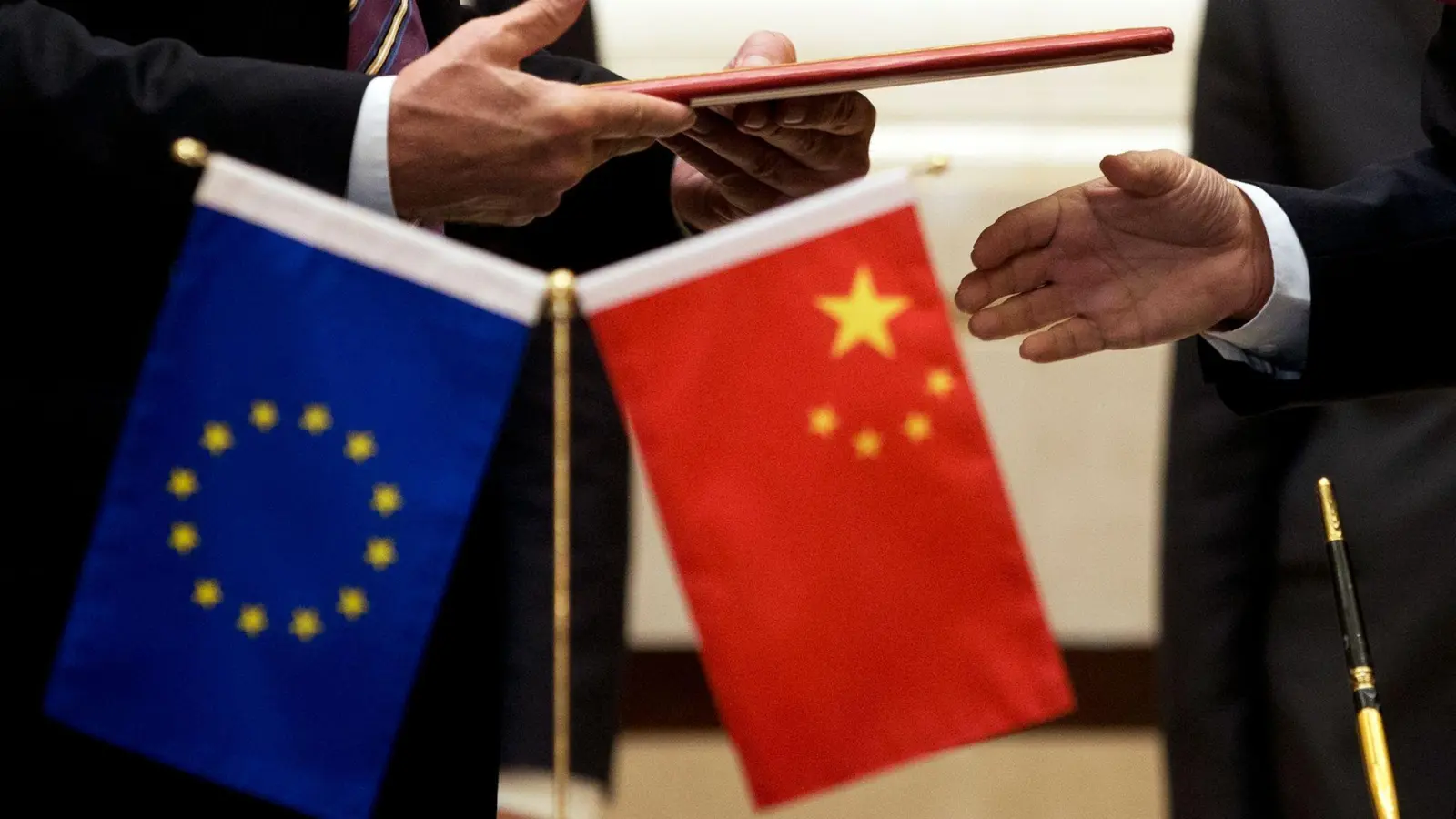 Annäherung nach Jahren des Streits? China hebt nach Angaben des Europäischen Parlaments Sanktionen auf. (Symbolbild) (Foto: Andy Wong/AP/dpa)