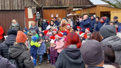 Der Weihnachtsmarkt in Insingen lockt mit einem liebevoll gestalteten Programm und Angebot zum Besuch. (Foto: Gemeinde Insingen)