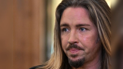 Gil Ofarim zog sich nach dem „Davidstern-Skandal“ aus der Öffentlichkeit zurück, jetzt ist er auf RTL zurück. (Archivbild) (Foto: Hendrik Schmidt/dpa)