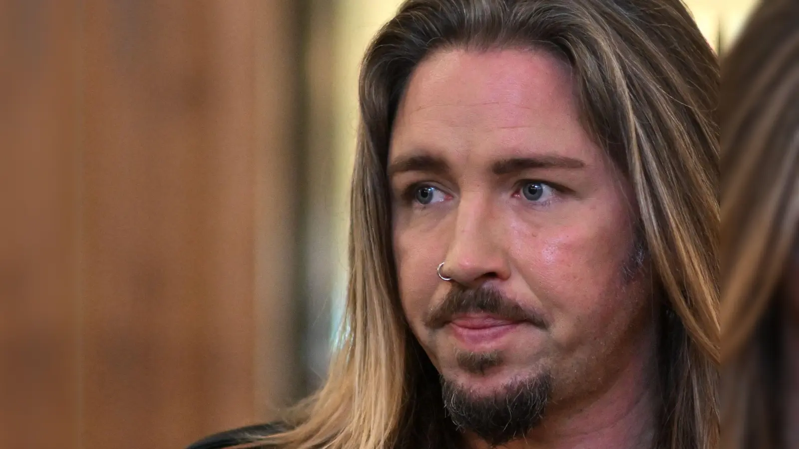 Gil Ofarim zog sich nach dem „Davidstern-Skandal“ aus der Öffentlichkeit zurück, jetzt ist er auf RTL zurück. (Archivbild) (Foto: Hendrik Schmidt/dpa)