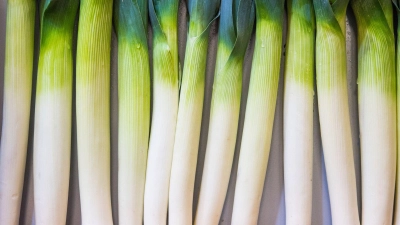 Bei der Frage, wie Lauch wirklich sauber wird, gehen die Meinungen auseinander. (Foto: Robert Günther/dpa-tmn)