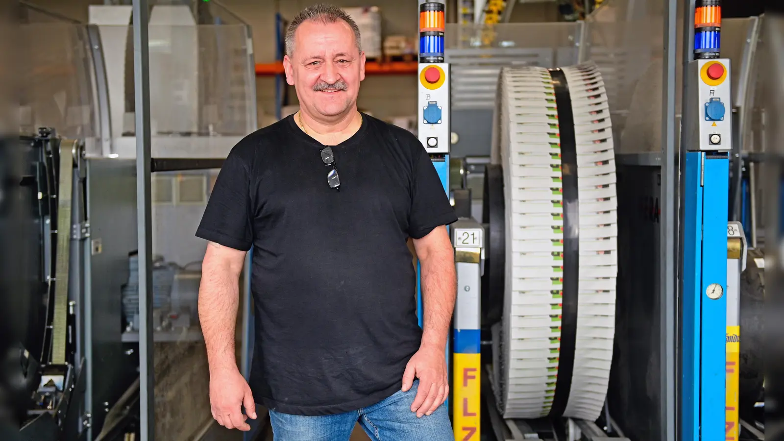 Ist die Zeitung im Druckzentrum in Schalkhausen fertig gedruckt, muss sie so sortiert werden, dass sie von Kleinstransportern abgeholt werden kann. Das passiert im Versand. Auch Dieter Schubert ist daher ein Nachtarbeiter. (Bild: Jim Albright)