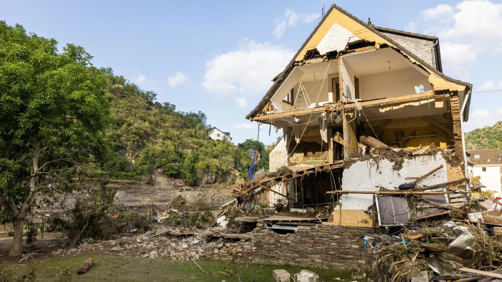 Nach einer Naturkatastrophe steigt das Bedürfnis nach mehr Absicherung. Viele Hausbesitzer schließen dennoch keine Elementarversicherung ab. (Foto: Philipp von Ditfurth/dpa/dpa-tmn)