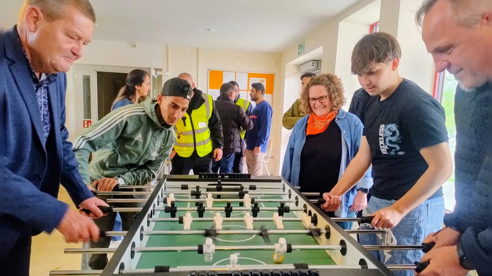 Ein neuer Kicker-Tisch musste gleich für ein Spiel zwischen Prior Reutter und Maamon Alsalama gegen Taim Halibi und Bürgermeister Schmoll (von links) herhalten - unter den Augen der Integrationsbeauftragten Wittmann.  (Foto: Eckard Dürr)