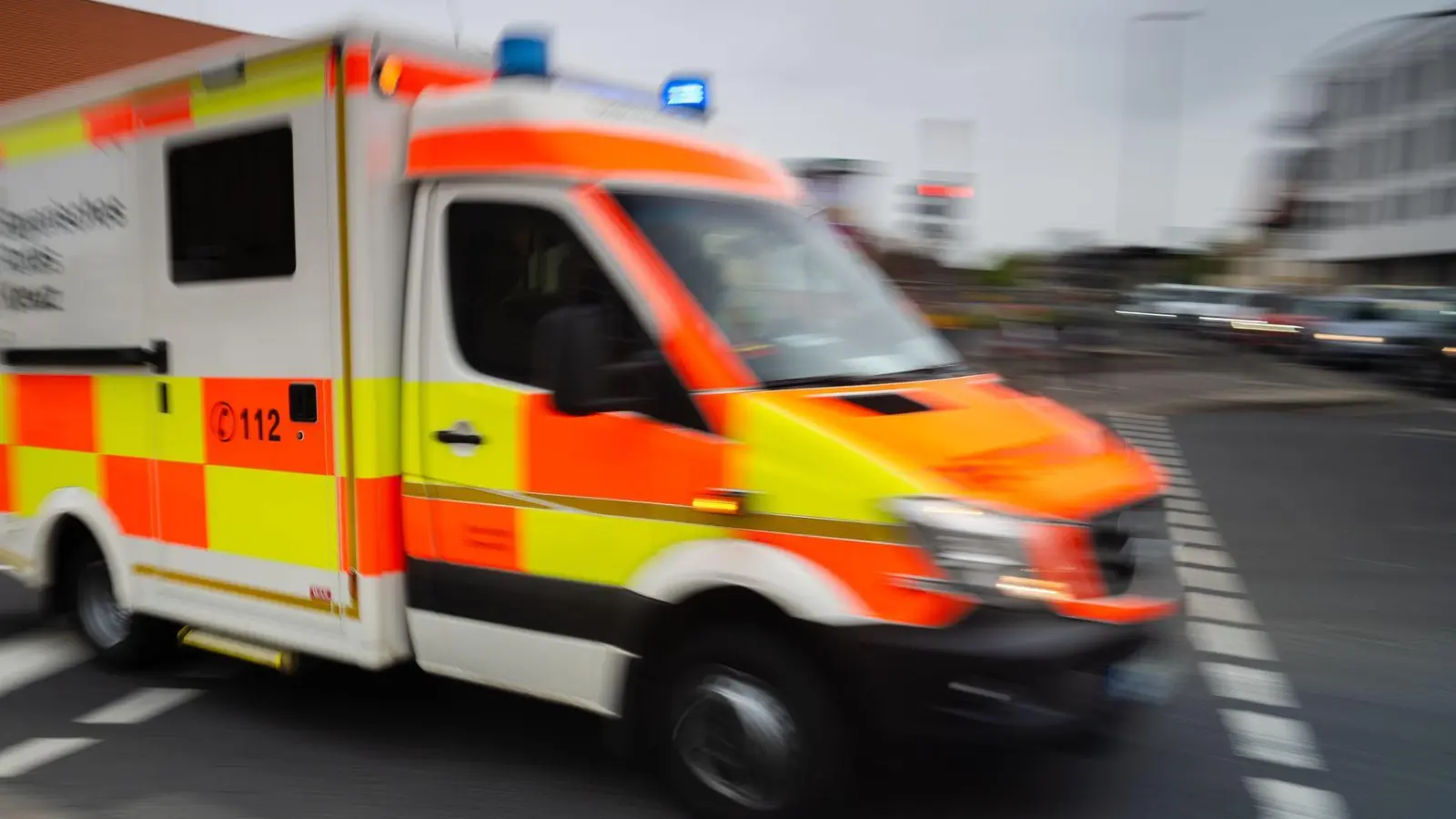 Der Mann musste in ein Krankenhaus gebracht werden. (Symbolbild) (Foto: Nicolas Armer/dpa)