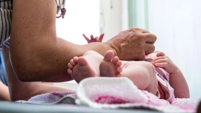 Das angekündigte Aus der Kinderstation sorgt weiter für Unverständnis. Befürchtet wird, dass Ansbach irgendwann auch die Geburtshilfe verlieren könnte. (Symbolbild: Fabian Sommer/dpa)